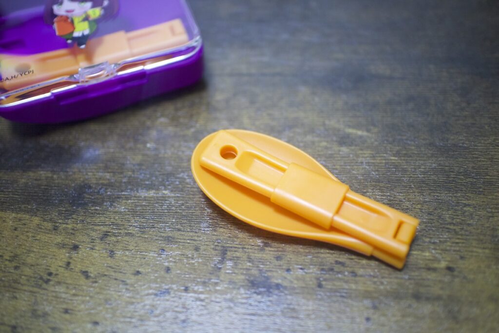 「日清カレーメシ」と「ゆるキャン△」のコラボカトラリーセット