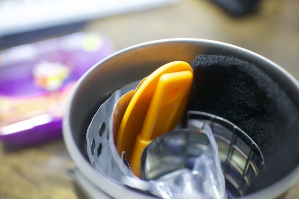 「日清カレーメシ」と「ゆるキャン△」のコラボカトラリーセットのサイズ感