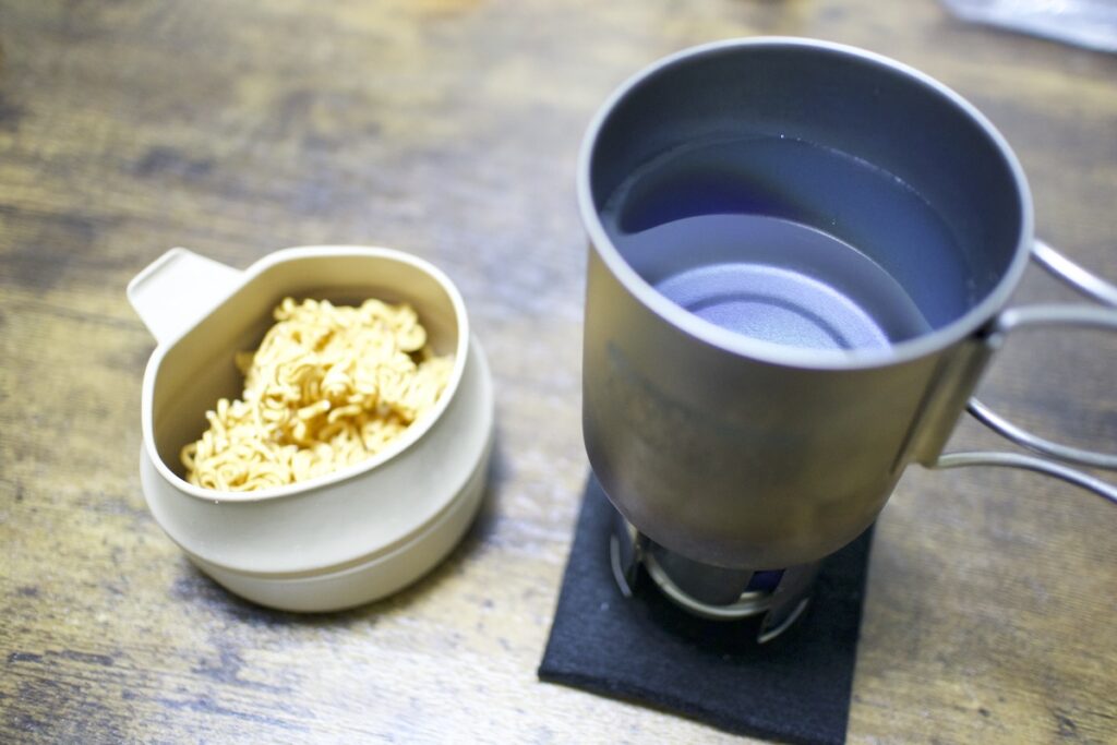 お湯はEVERNEW Ti FH Mug 300で沸かしてます