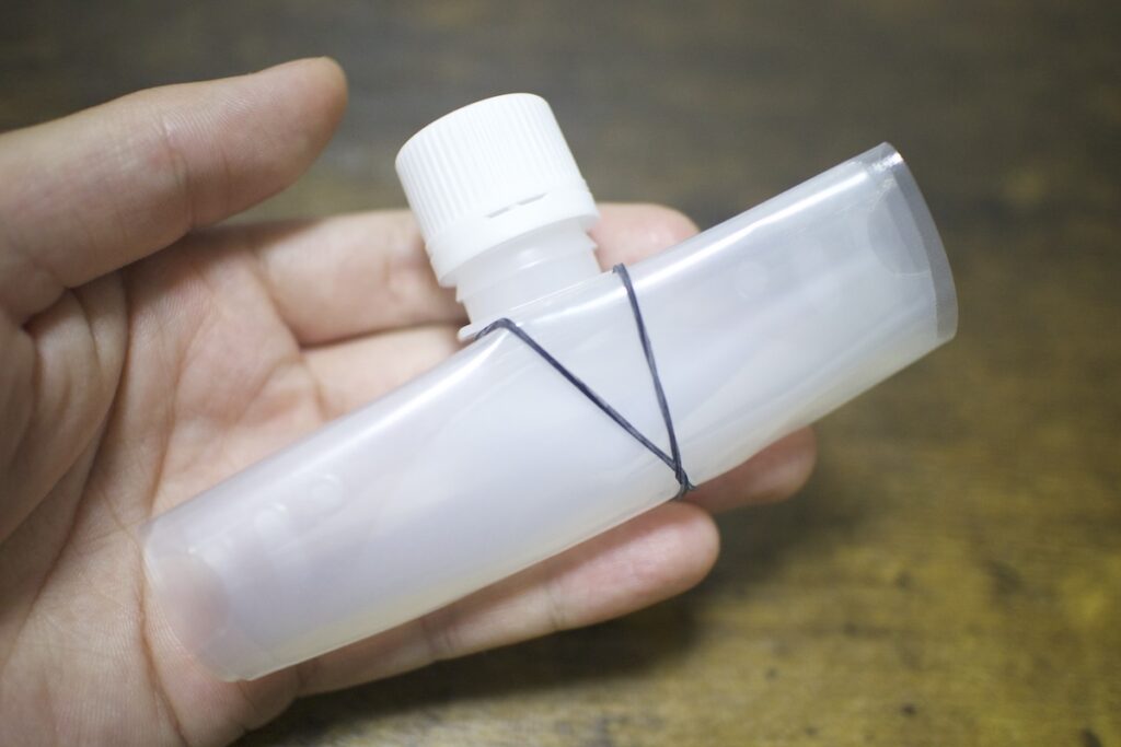 中身を飲み終えたらクルクル丸めてポケットにしまえる