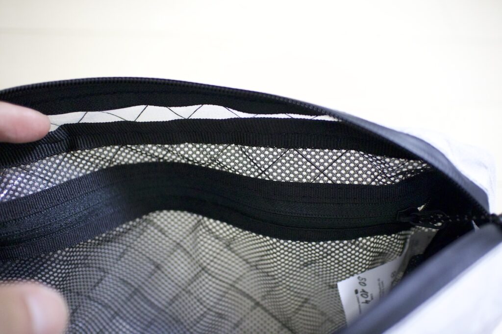 LITEWAY FANNY PACK ULTRAの内部メッシュポケットにもファスナーがあります
