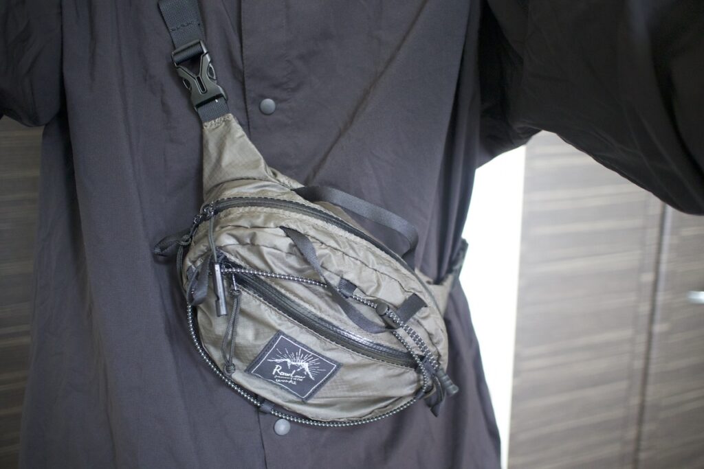 RawLow Mountain Works ナッツミニをボディバッグとして斜めがけ