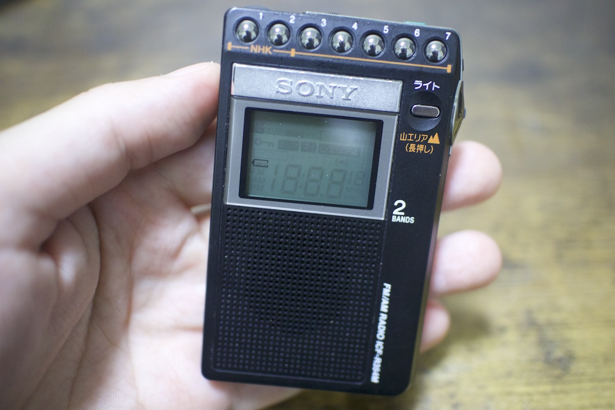 SONYの山ラジオICF-R354Mレビュー！登山・災害時にも大活躍！片耳巻き取り式で名刺サイズの高感度山ラジオ