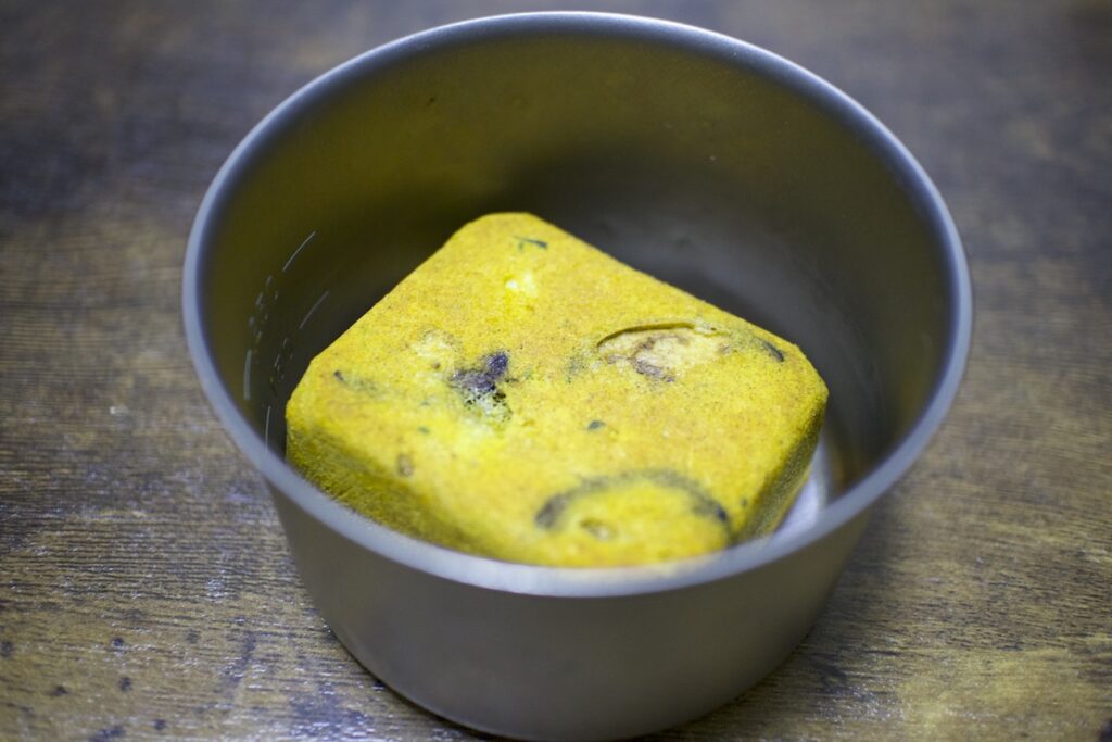お湯を注ぐだけで広がる香りと色合い。1分で仕上がる“ごちそうカレー”