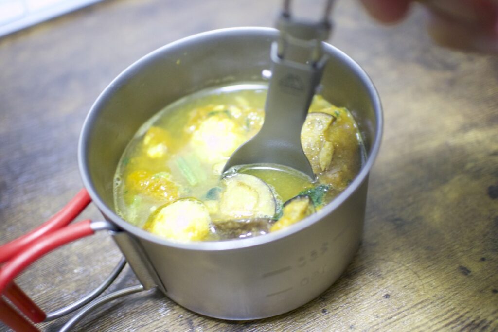 具材にはヤングコーン・揚げなす・赤ピーマン・ほうれん草などの彩り豊かな野菜と、しっとりと蒸された鶏肉が使用