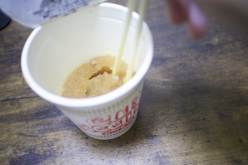 すぐに箸で10秒ほどかき混ぜると、見る見るうちにスープにとろみが出てきます