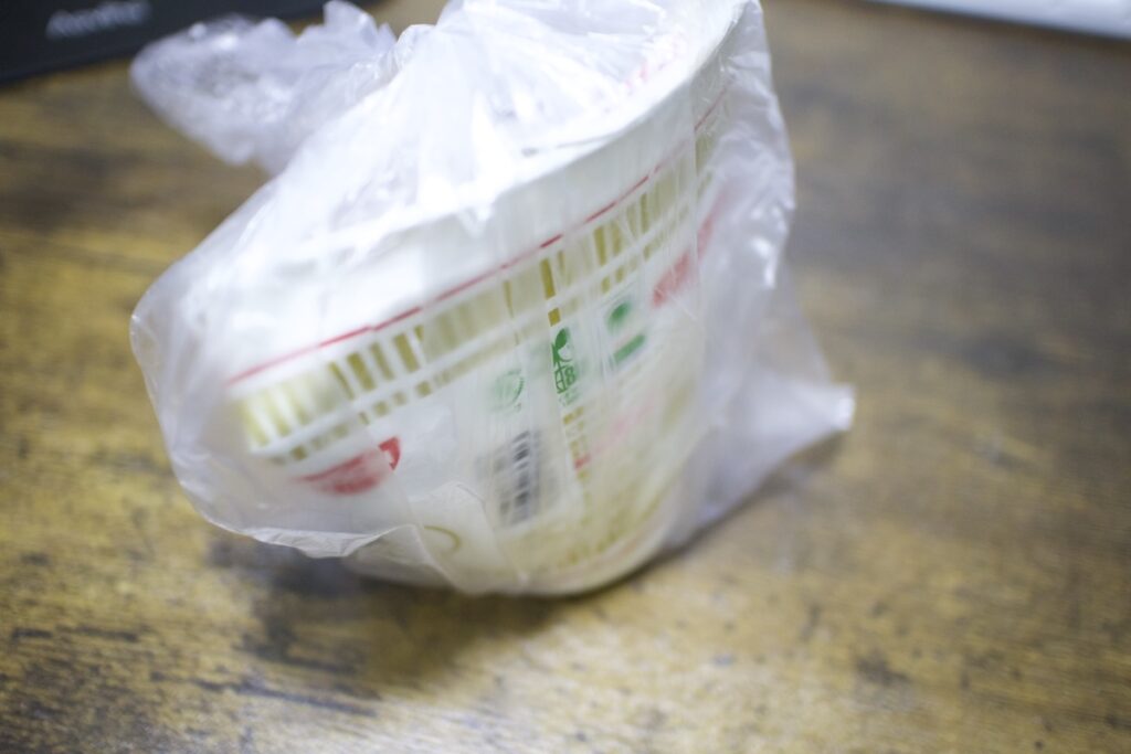 そのままラーメンのカップごとゴミ袋に入れて持ち帰れるので、汁漏れの心配ゼロ