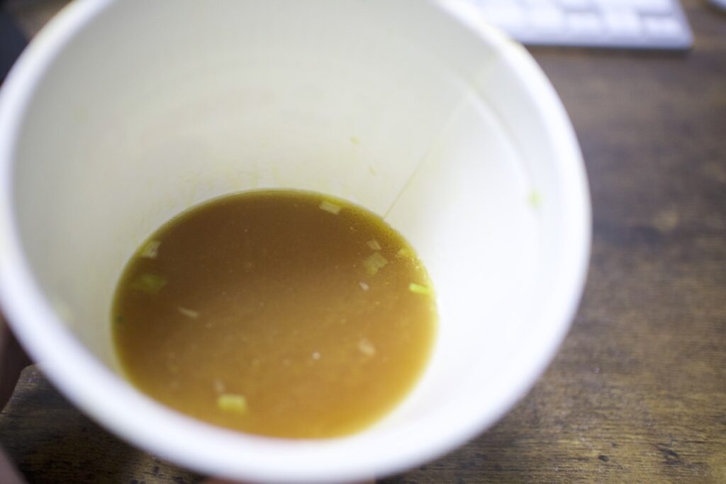 ラーメンを食べ終えたあと、袋を開けて残ったスープに粉末を投入