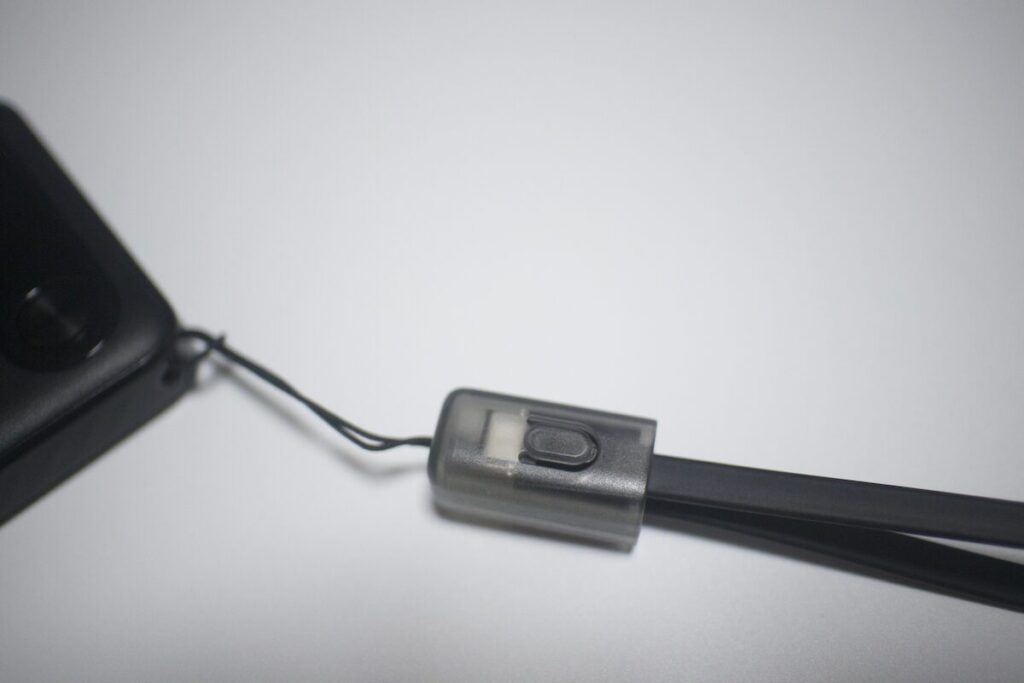 USB-Cケーブルがストラップになる
