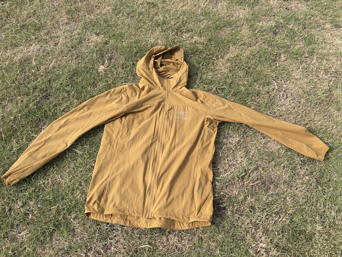 アークテリクス スコーミッシュフーディをレビュー｜登山・普段使いで大活躍する軽量ウインドシェル【オッシュマンズ別注モデル】