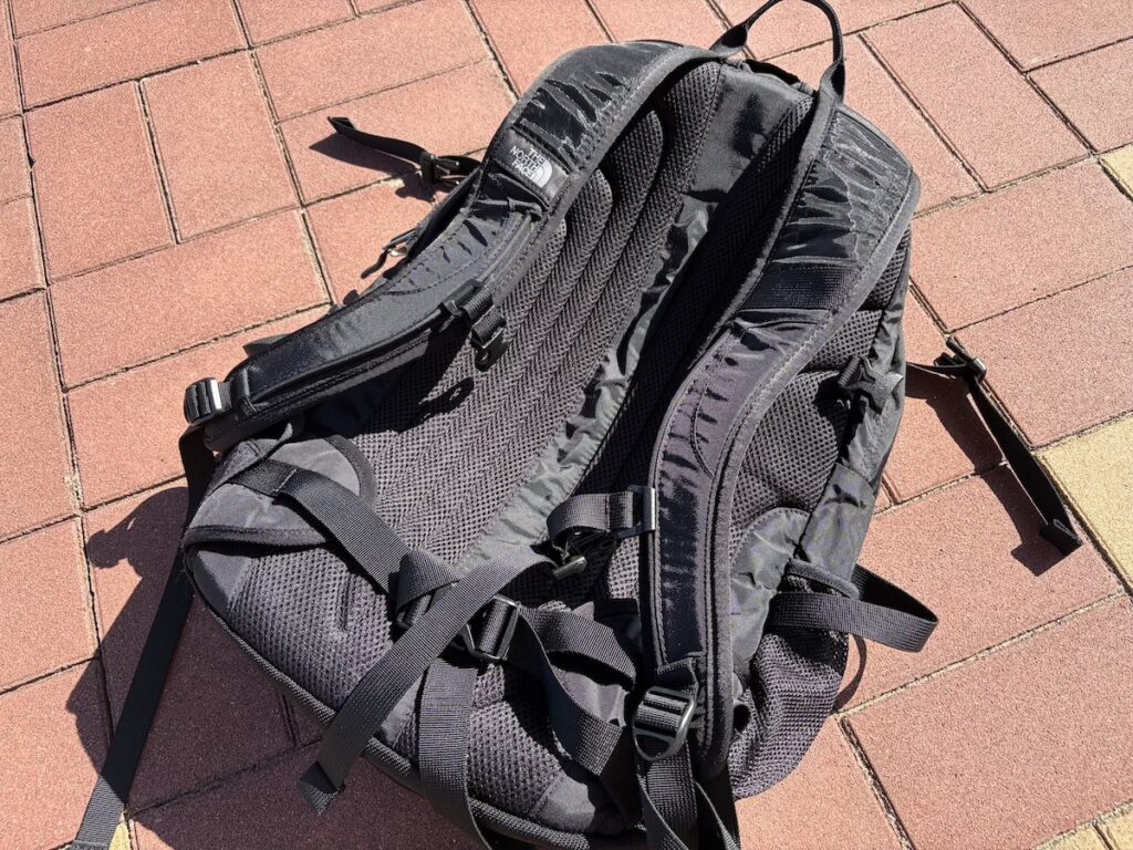 背負いやすさを考えた背面構造