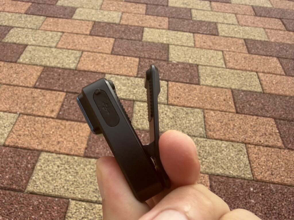 クリップでさまざまな場所に固定できる