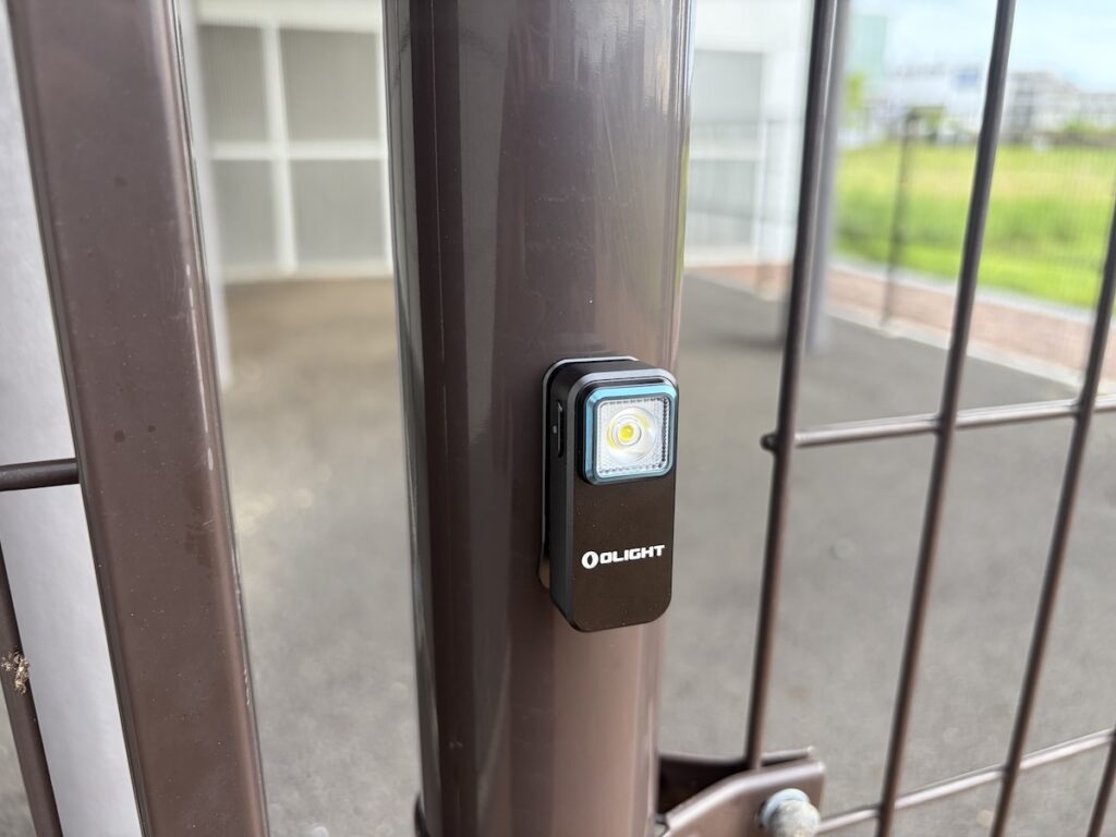 マグネットで金属面にも固定可能