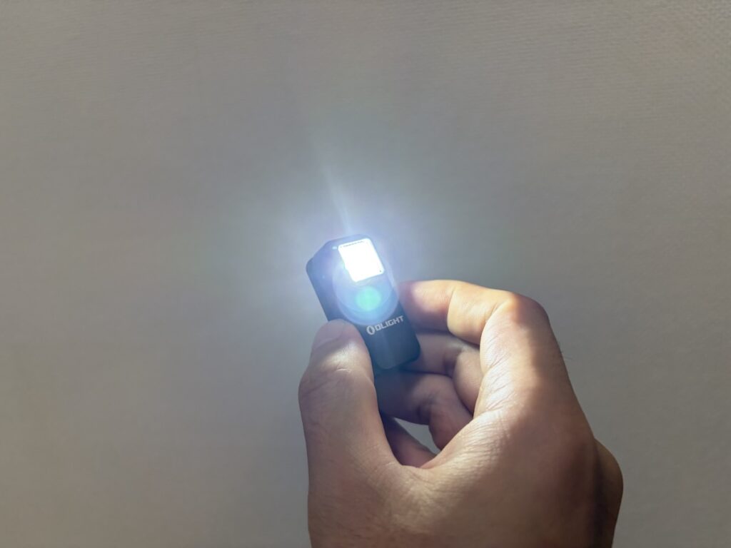 最大300ルーメンの白色LEDを搭載