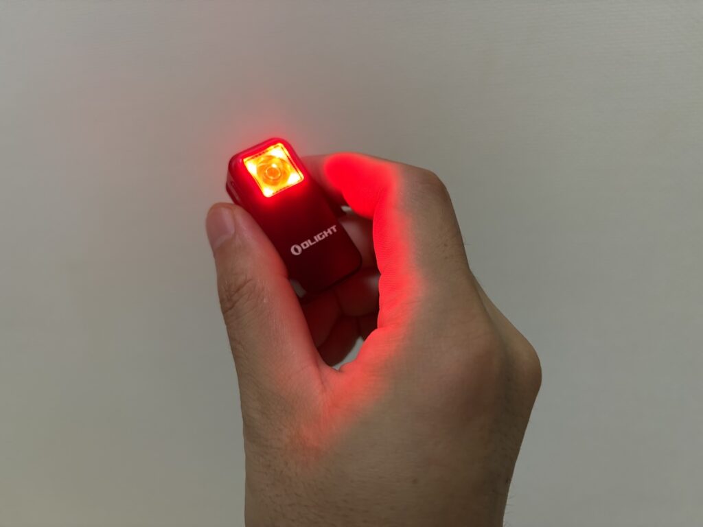 白色光と赤色光の2種類を搭載